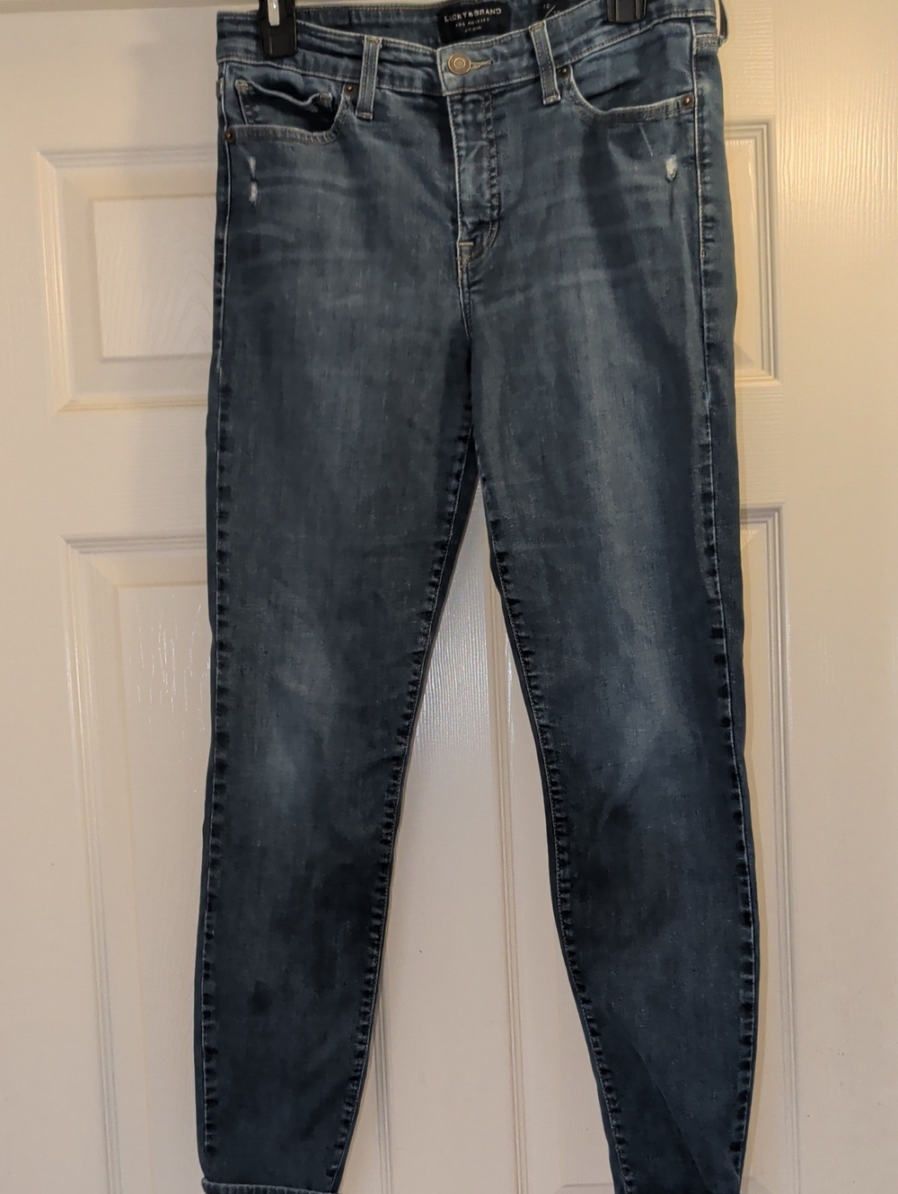 Lucky Brand  Skinny Jeans in Medium Wash Blue